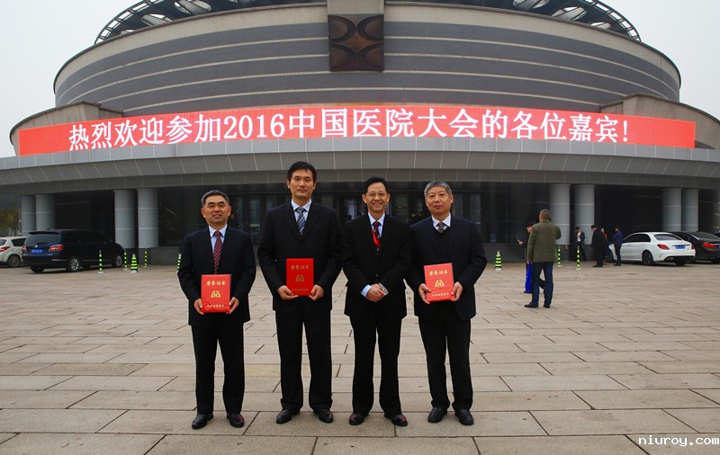 1480299653682053.jpg 湖北省医学会会长张俊超与湖北获奖者合影 .jpg