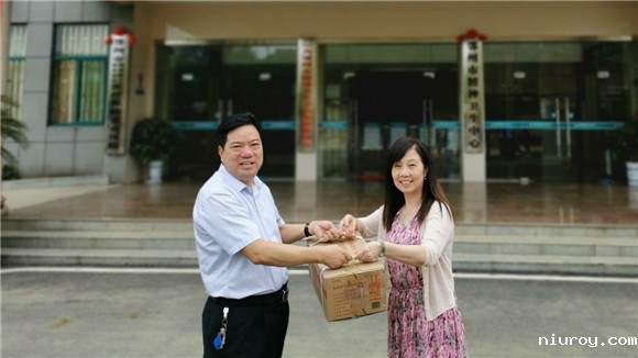 图2. 优米资料app曹青芝副秘书长为鄂州市精神卫生中心赠送物资.jpg